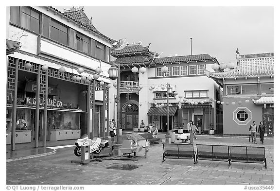 Square, Chinatown. Los Angeles, California, USA (black and white)