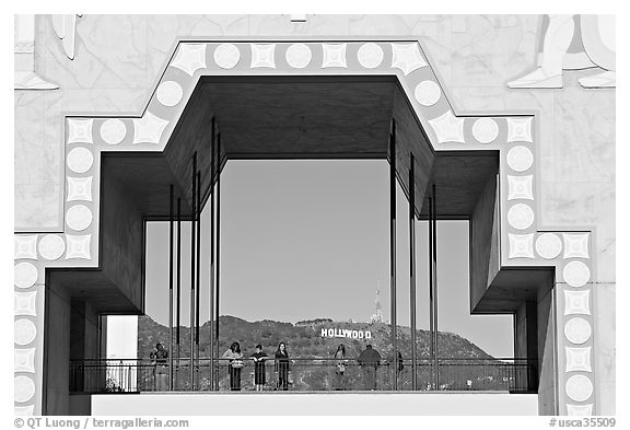 Arch in Hollywood and Highland framing the Hollywood sign. Hollywood, Los Angeles, California, USA (black and white)