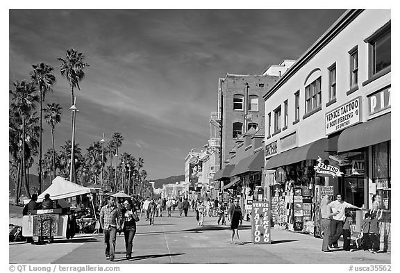 Couple strolling on Venice Boardwalk. Venice, Los Angeles, California, USA (black and white)