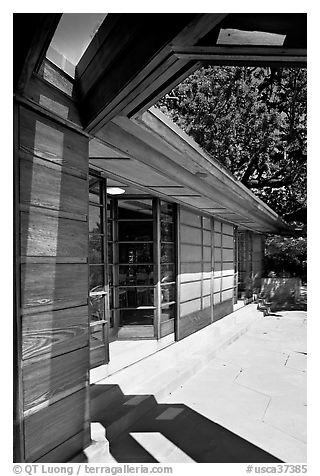 Dining room exterior, Hanna House. Stanford University, California, USA (black and white)