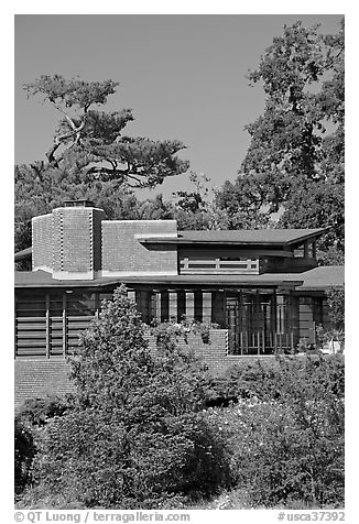 Facade from a distance, Hanna House. Stanford University, California, USA (black and white)