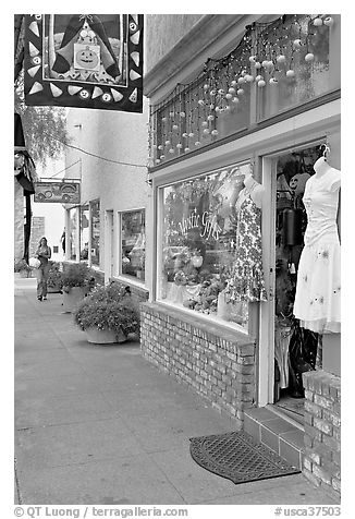 Giftshop decorated with pumpkins. Half Moon Bay, California, USA (black and white)