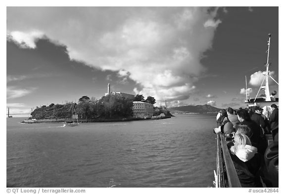 Approaching Alcatraz on tour boat. San Francisco, California, USA (black and white)