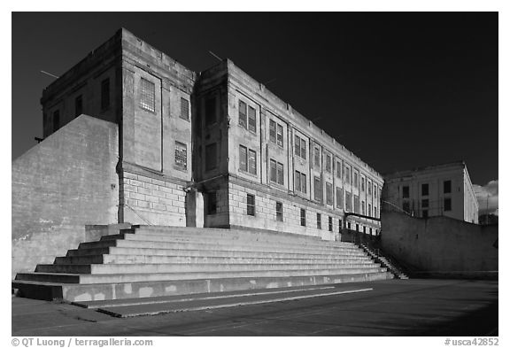 Alcatraz Penitentiary and exercise yard. San Francisco, California, USA (black and white)