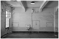 Lavatory and walls in main block, Alcatraz prison. San Francisco, California, USA (black and white)