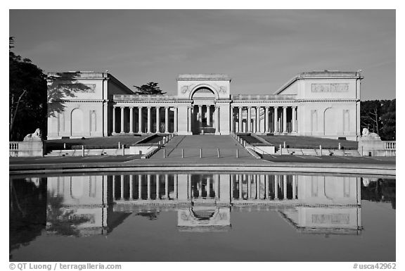 California Palace of the Legion of Honor with reflections, early morning. San Francisco, California, USA (black and white)