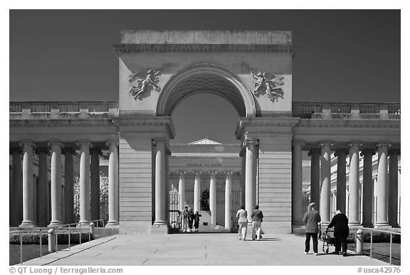 Entrance of  Palace of the Legion of Honor museum with tourists. San Francisco, California, USA (black and white)