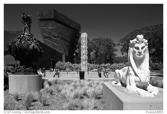 Sculptures and new De Young museum, Golden Gate Park. San Francisco, California, USA (black and white)