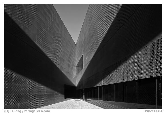 Wedge with late afternoon shadow, De Young Museum. San Francisco, California, USA (black and white)