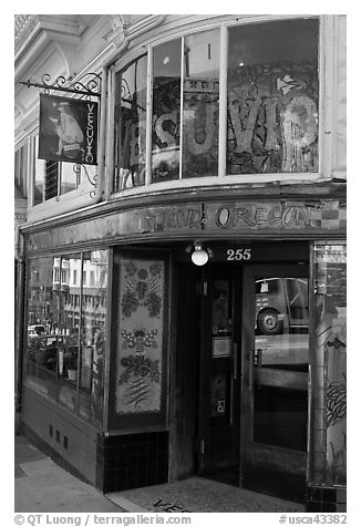 Entrace to the Vesuvio Cafe, North Beach. San Francisco, California, USA (black and white)