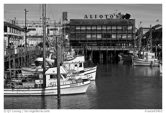 Aliotos restaurant and fishing fleet, Fishermans wharf. San Francisco, California, USA (black and white)