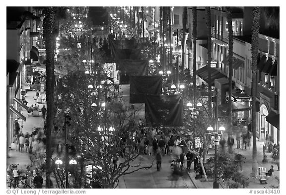 Activity on Third Street from above. Santa Monica, Los Angeles, California, USA