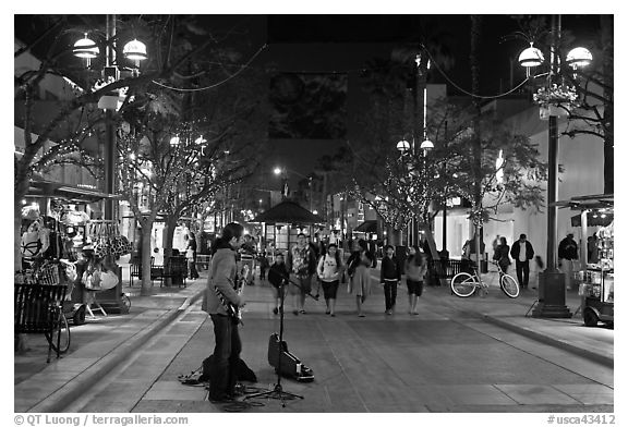 Musician and Third Street Promenade. Santa Monica, Los Angeles, California, USA