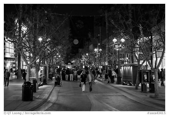 Couple walking on pedestrian Third Street by night. Santa Monica, Los Angeles, California, USA