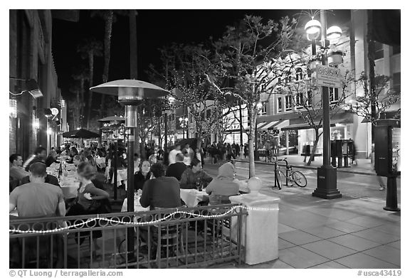 People dining at outdoor restaurant, Third Street Promenade. Santa Monica, Los Angeles, California, USA