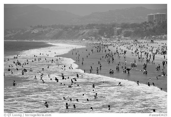 Many people bathing in surf at Santa Monica Beach. Santa Monica, Los Angeles, California, USA (black and white)