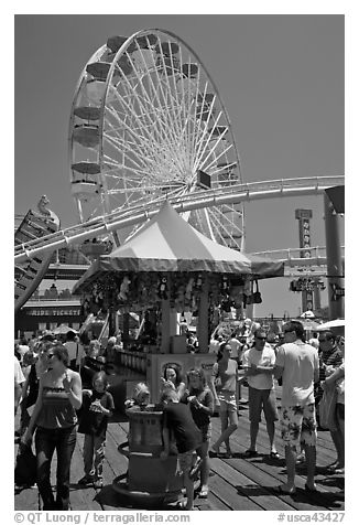 Families, amusement park and ferris wheel. Santa Monica, Los Angeles, California, USA (black and white)
