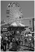 Families, amusement park and ferris wheel. Santa Monica, Los Angeles, California, USA (black and white)