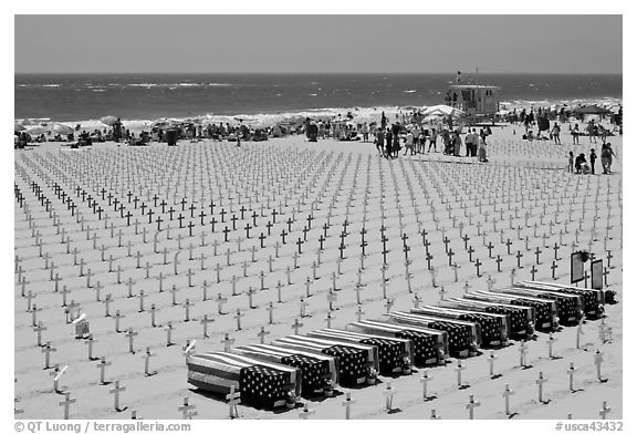 Arlington West Iraq war memorial, Santa Monica beach. Santa Monica, Los Angeles, California, USA