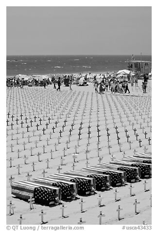 Iraq war memorial on the beach. Santa Monica, Los Angeles, California, USA (black and white)