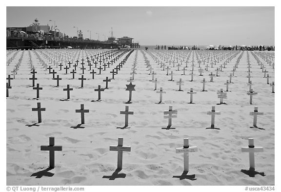 Memorial to fallen soldiers and Santa Monica Pier. Santa Monica, Los Angeles, California, USA (black and white)