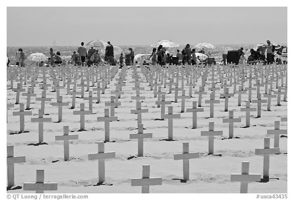 Crosses and beachgoers. Santa Monica, Los Angeles, California, USA (black and white)