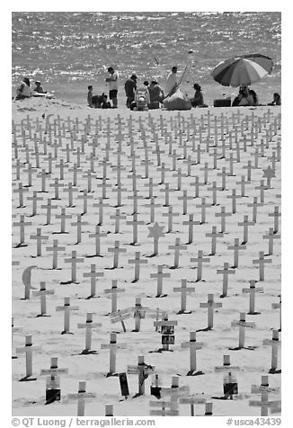 War memorial and families at edge of water on beach. Santa Monica, Los Angeles, California, USA (black and white)