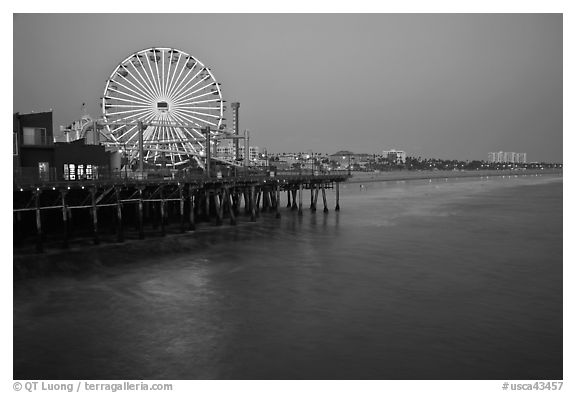 Ferris Wheel and beach at dusk, Santa Monica Pier. Santa Monica, Los Angeles, California, USA