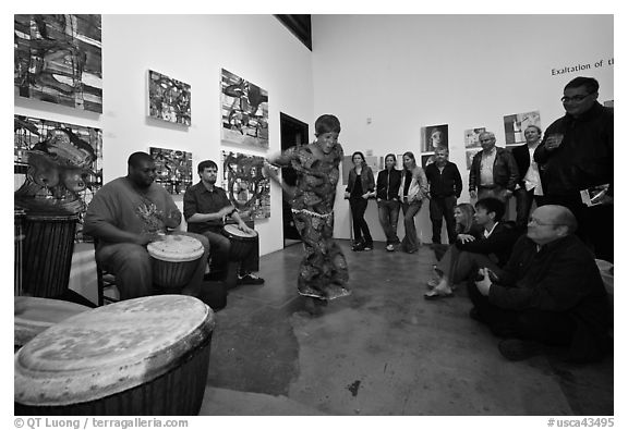 Live music and dance performance in art gallery, Bergamot Station. Santa Monica, Los Angeles, California, USA