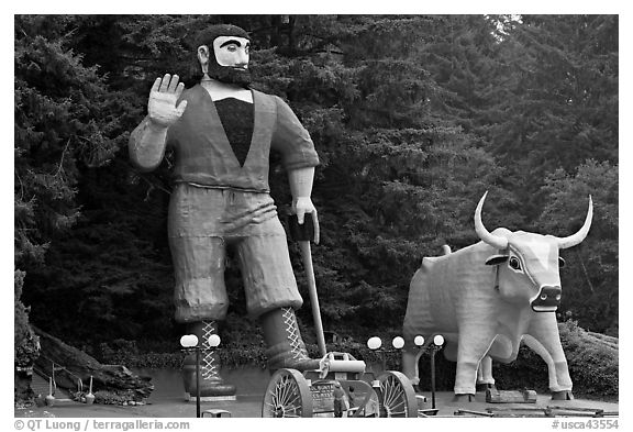 Giant figures of Paul Buyan and cow. California, USA (black and white)