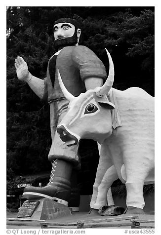 Paul Buyan and cow at the entrance of Trees of Mystery. California, USA