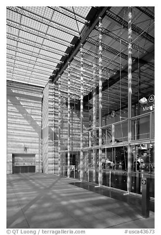 Building entrance, California Academy of Sciences, Golden Gate Park. San Francisco, California, USA