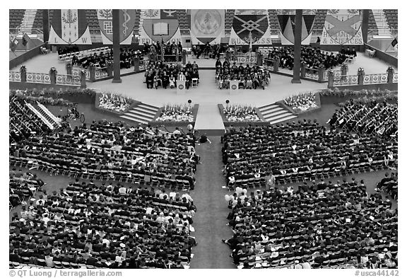 Students and university officials during commencement ceremony. Stanford University, California, USA (black and white)