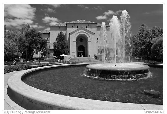 Fountain and Memorial auditorium. Stanford University, California, USA