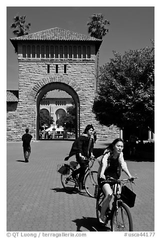 Students riding bicycles through Main Quad. Stanford University, California, USA (black and white)