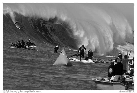 Surfer on big surf and observers. Half Moon Bay, California, USA (black and white)