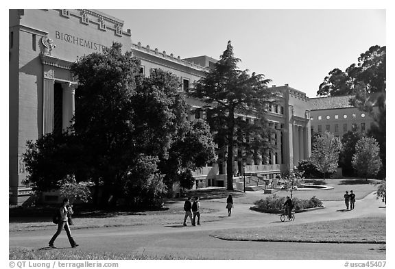 Students walking in front of Life Sciences building. Berkeley, California, USA (black and white)