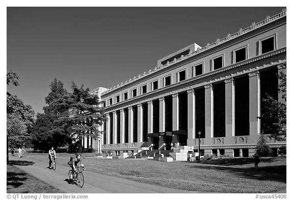 Students biking in front of Life Sciences building. Berkeley, California, USA (black and white)