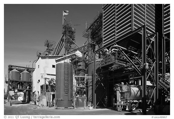 Grain elevator, Oakdale. California, USA (black and white)