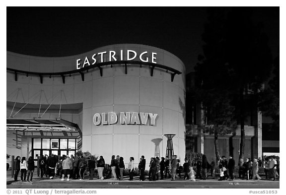 Line outside Eastridge shopping mall. San Jose, California, USA (black and white)