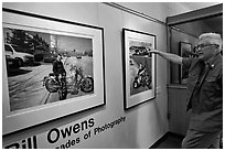 Bill Owens commenting on his photographs, PhotoCentral gallery, Hayward. California, USA (black and white)
