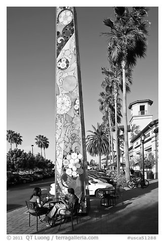 Decorated obelisk in shopping mall, Sunnyvale. California, USA (black and white)