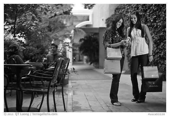 Shoppers, Stanford Shopping Center. Stanford University, California, USA (black and white)