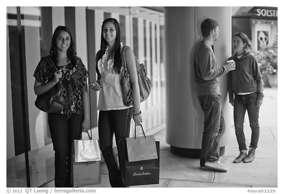 Shoppers and students, Stanford Shopping Center. Stanford University, California, USA (black and white)