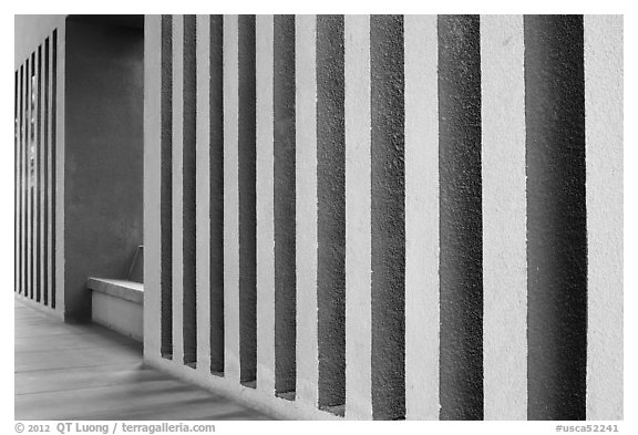 Courtyard wall detail, Schwab Residential Center. Stanford University, California, USA