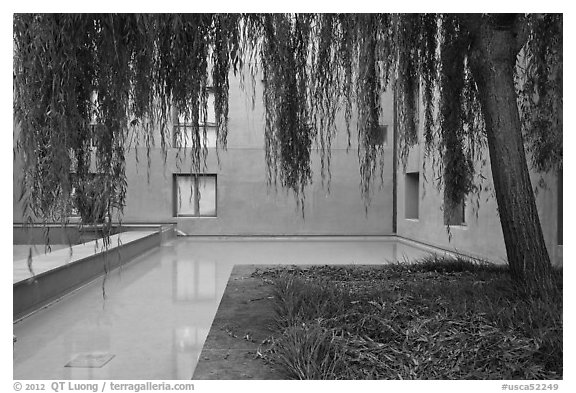 Ricardo Legorreta-designed blue courtyard, Schwab Residential Center. Stanford University, California, USA