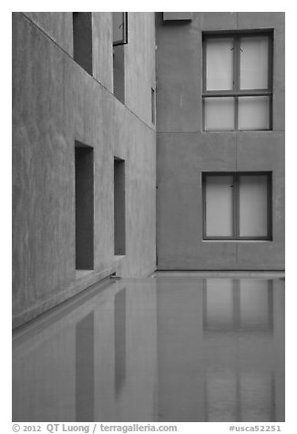 Blue walls and reflecting tool, Schwab Residential Center. Stanford University, California, USA (black and white)