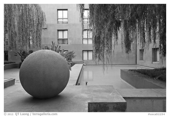 Courtyard of Schwab Center, Stanford Business School. Stanford University, California, USA (black and white)