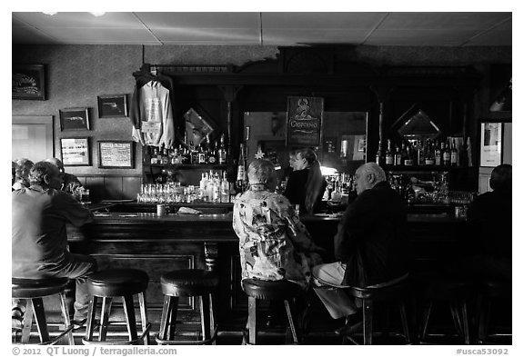 Bar, Duarte Tavern, Pescadero. San Mateo County, California, USA (black and white)