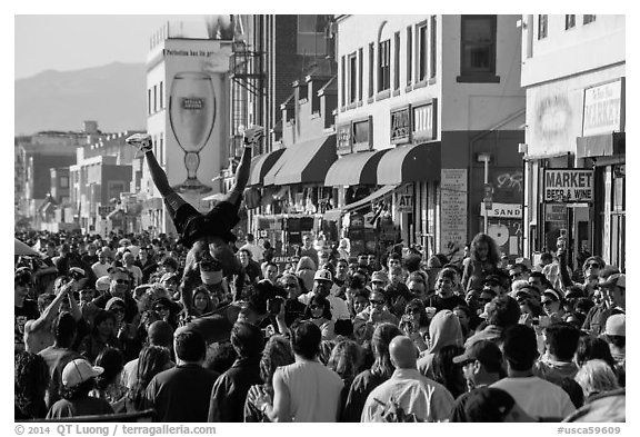 Acrobat on Ocean Front Walk. Venice, Los Angeles, California, USA (black and white)